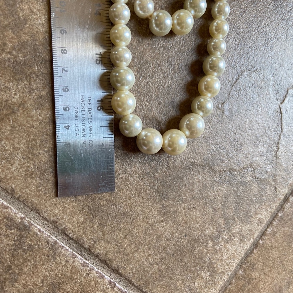 GUC - Pearl Necklace Faux - Triple Strand - Picture 9 of 11